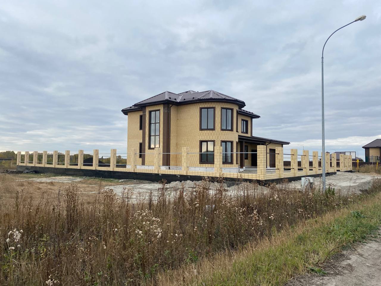 Двухэтажный дом из желтого кирпича